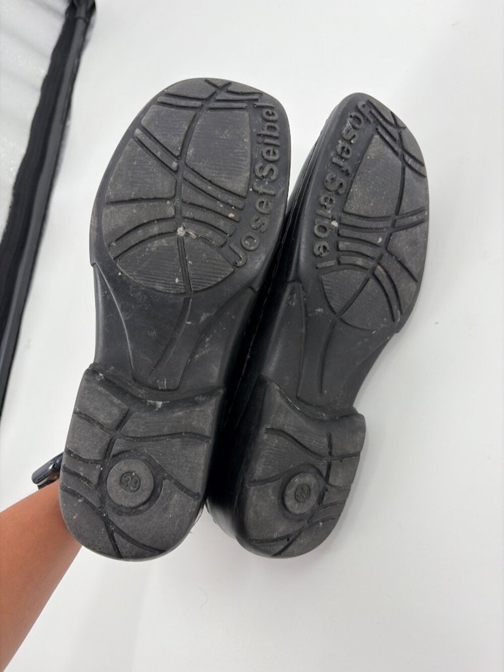 Josef Seibel Womens EU 39 Black Leather Comfort Shoes Metal Accent Minimalist - Picture 9 of 9